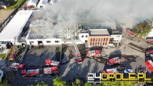 Potężny pożar hali pod Nysą. Obok znajdują się osiedla