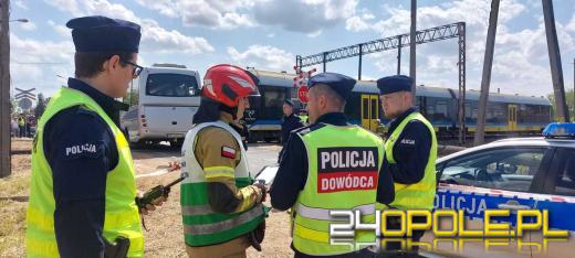 Na niestrzeżonym przejeździe kolejowym, pociąg uderzył w autobus szkolny - to tylko ćwiczenia
