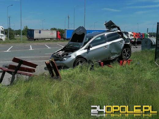 Ciężarówka staranowała osobówkę, która uderzyła w postronną osobę, siedzącą na ławce