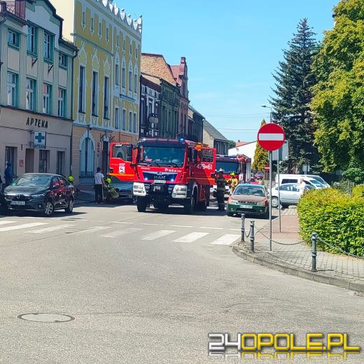 Pożar samochodu w Gorzowie Śląskim. Auto płonęło na rynku