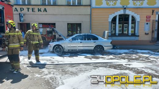 Pożar samochodu w Gorzowie Śląskim. Auto płonęło na rynku