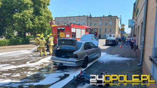 Pożar samochodu w Gorzowie Śląskim. Auto płonęło na rynku