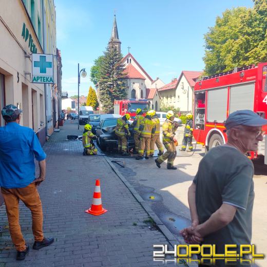 Pożar samochodu w Gorzowie Śląskim. Auto płonęło na rynku