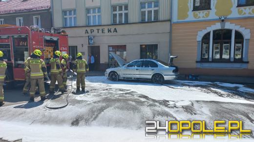 Pożar samochodu w Gorzowie Śląskim. Auto płonęło na rynku