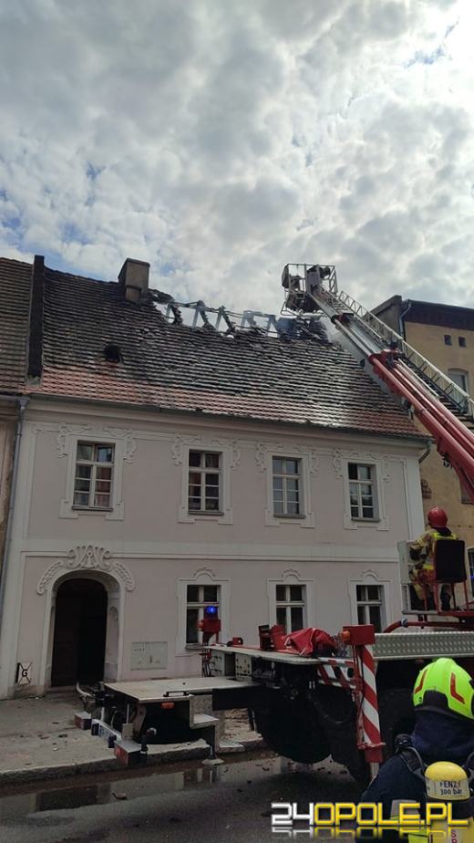 Pożar dachu kamienicy w Niemodlinie. Ewakuowano mieszkańców