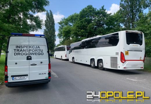 Autobusy niesprawne technicznie wiozły młodzież. Posypały się kary