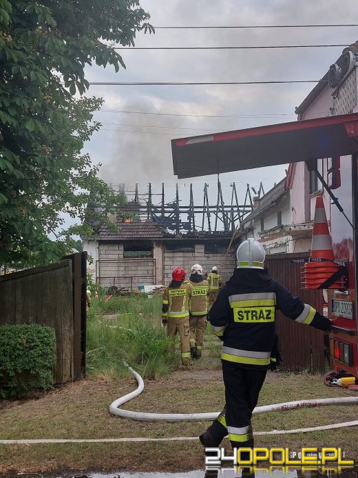 Pożar stodoły w gminie Niemodlin. Spłonął dach