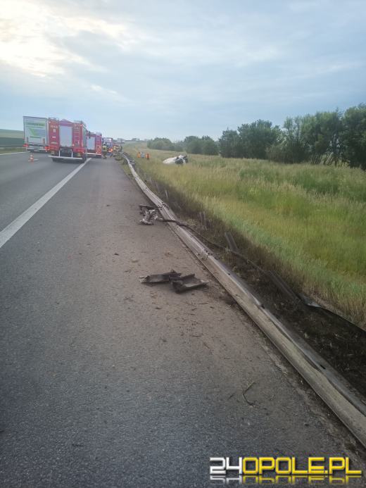 Bus uderzył w bariery i dachował. Groźne zdarzenie na A4