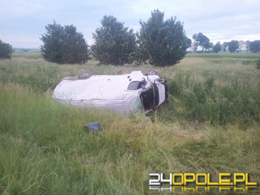 Bus uderzył w bariery i dachował. Groźne zdarzenie na A4