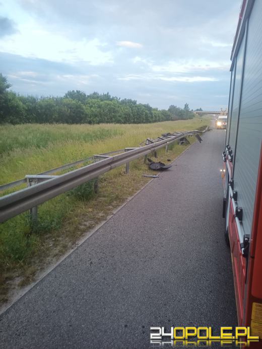 Bus uderzył w bariery i dachował. Groźne zdarzenie na A4