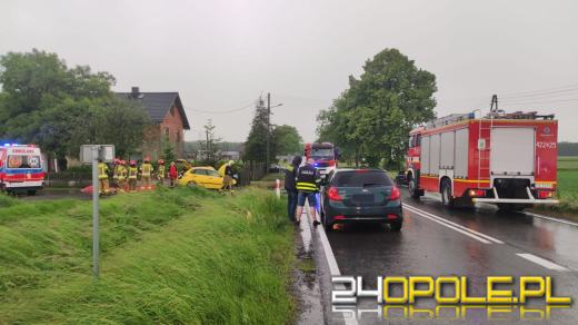 Czołowe zderzenie pojazdów na DK40. Nie żyje młoda kobieta