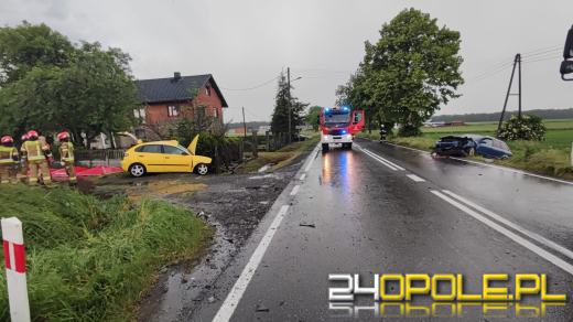 Czołowe zderzenie pojazdów na DK40. Nie żyje młoda kobieta