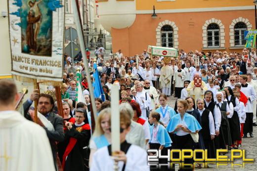 Opolanie świętują Boże Ciało. W wielu zakątkach Opola przeszły kwietne procesje