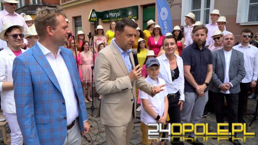 Mural Zbigniewa Wodeckiego oficjalnie odsłonięty. Tłumy na uroczystości