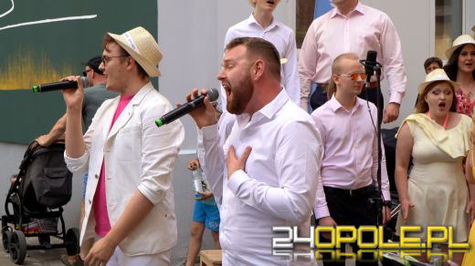 Mural Zbigniewa Wodeckiego oficjalnie odsłonięty. Tłumy na uroczystości