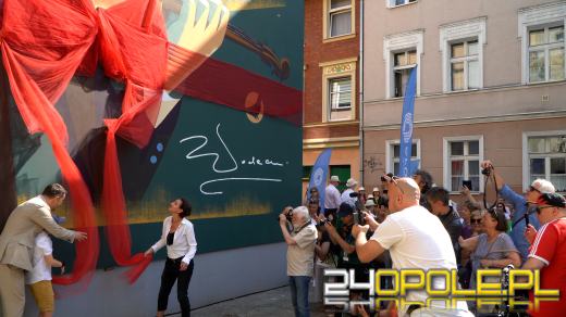 Mural Zbigniewa Wodeckiego oficjalnie odsłonięty. Tłumy na uroczystości