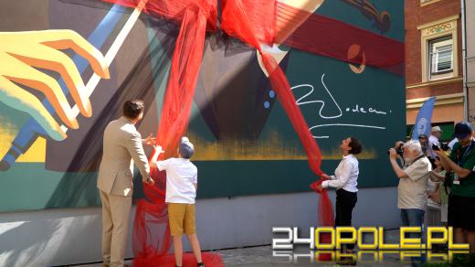 Mural Zbigniewa Wodeckiego oficjalnie odsłonięty. Tłumy na uroczystości