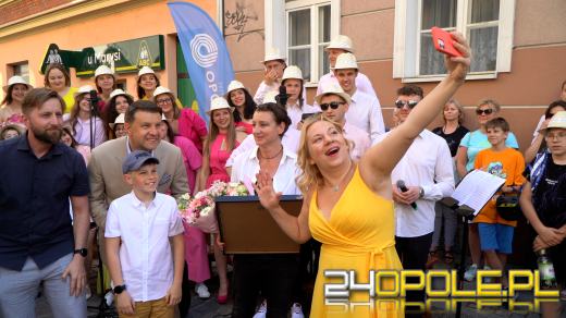 Mural Zbigniewa Wodeckiego oficjalnie odsłonięty. Tłumy na uroczystości