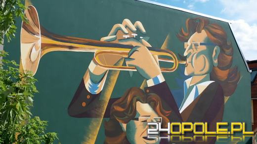 Mural Zbigniewa Wodeckiego oficjalnie odsłonięty. Tłumy na uroczystości