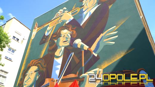 Mural Zbigniewa Wodeckiego oficjalnie odsłonięty. Tłumy na uroczystości