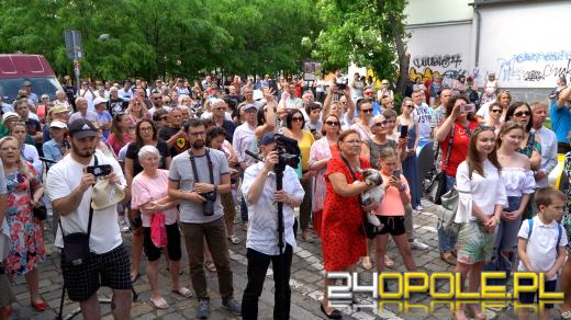 Mural Zbigniewa Wodeckiego oficjalnie odsłonięty. Tłumy na uroczystości