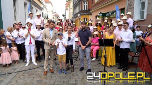 Mural Zbigniewa Wodeckiego oficjalnie odsłonięty. Tłumy na uroczystości