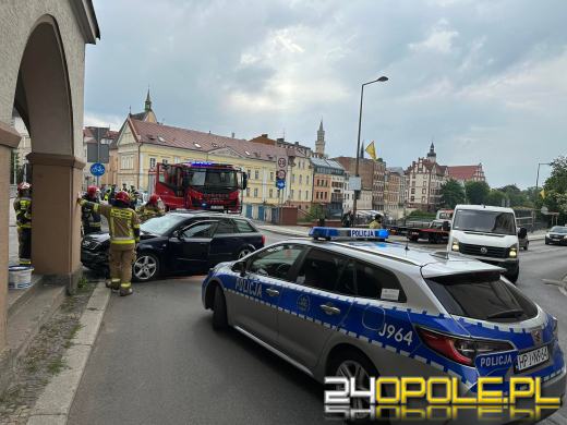 Kierująca audi uderzyła w mury hotelu Piast w Opolu