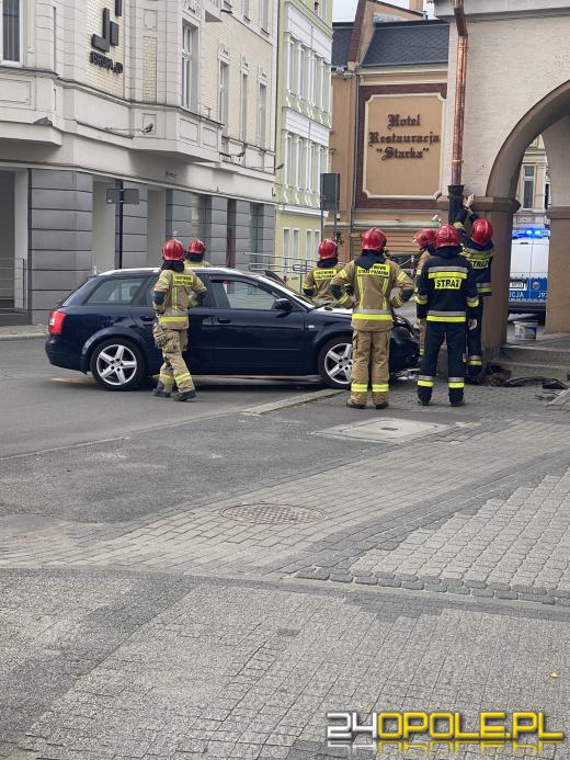 Kierująca audi uderzyła w mury hotelu Piast w Opolu