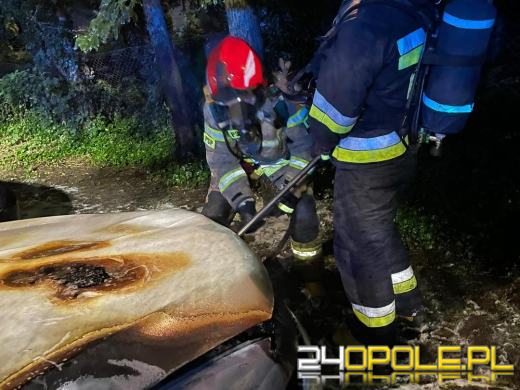 Pożar 3 samochodów osobowych w Kędzierzynie-Koźlu. Podpalacz zostawił ślady