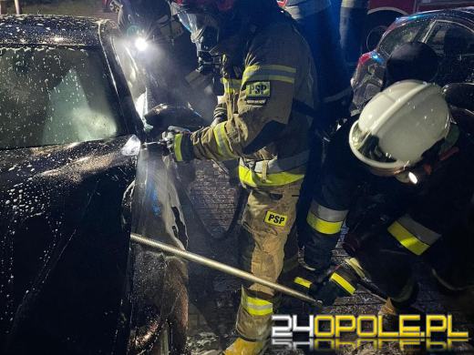 Pożar 3 samochodów osobowych w Kędzierzynie-Koźlu. Podpalacz zostawił ślady