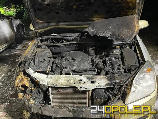 Pożar 3 samochodów osobowych w Kędzierzynie-Koźlu. Podpalacz zostawił ślady