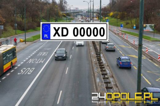 To nie żart. Na tablicach rejestracyjnych pojawi się XD