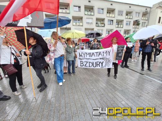 Śmierć ciężarnej 33-latki pchnęła ludzi na ulice miast. "Ani jednej więcej!"