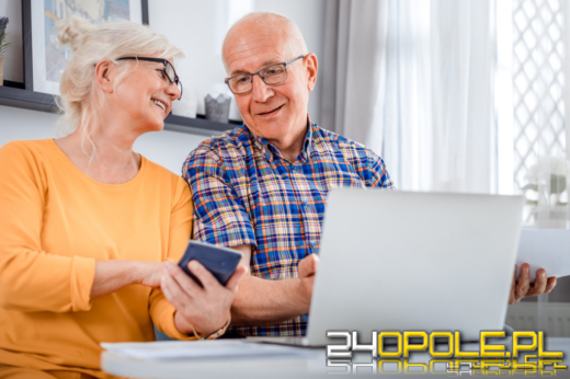 Emeryci nie chcą być wykluczeni cyfrowo i chętnie pobierają elektroniczną wersję legitymacji 