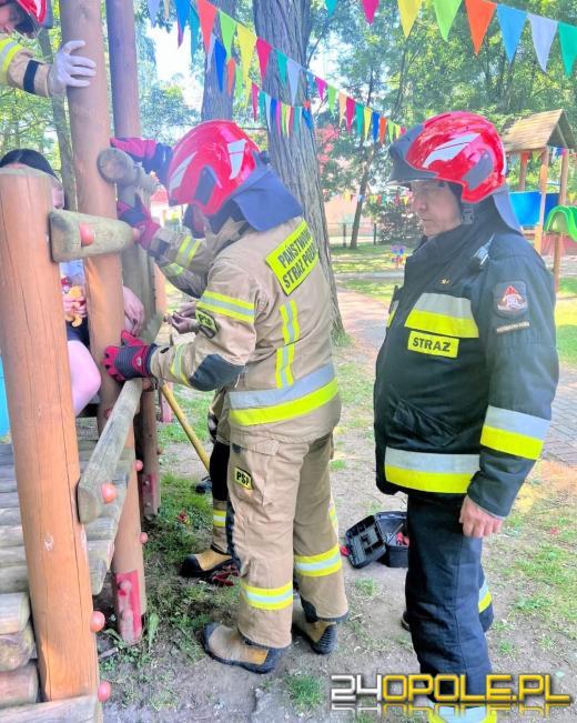 Strażacy odwiedzili przedszkolaków. Jeden z maluchów potrzebował pomocy