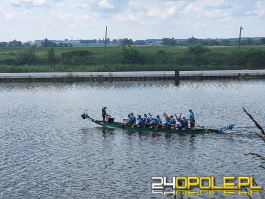Regaty smoczych łodzi zdominowały festyn w Opolu-Groszowicach