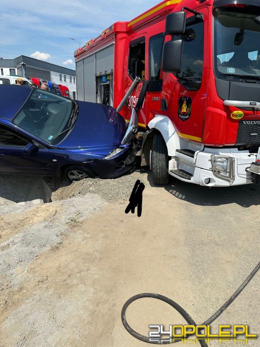 Wypadek z udziałem wozu strażackiego w gminie Dąbrowa