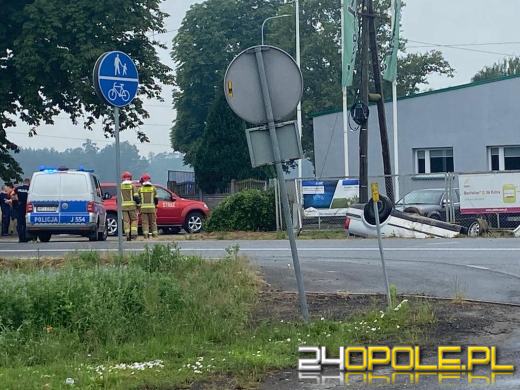 Dachowanie osobówki w powiecie namysłowskim. Kierowca miał w pojeździe narkotyki