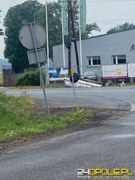 Dachowanie osobówki w powiecie namysłowskim. Kierowca miał w pojeździe narkotyki