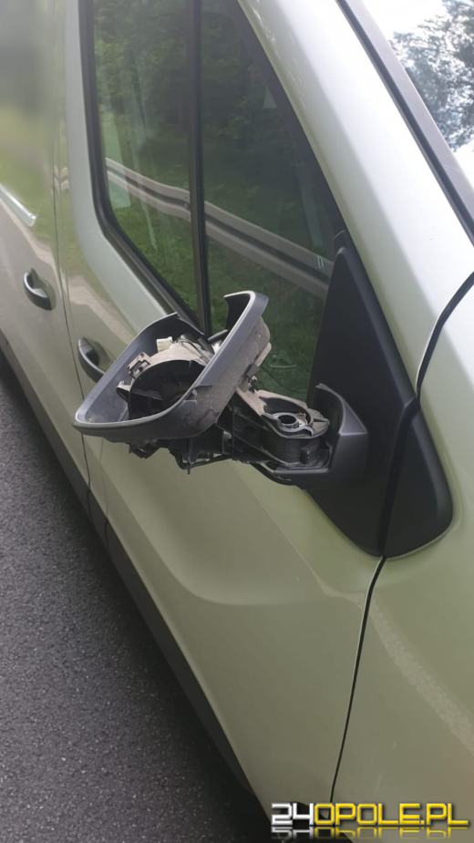 Podczas wyprzedzania uderzył w rowerzystę. Jedna osoba trafiła do szpitala