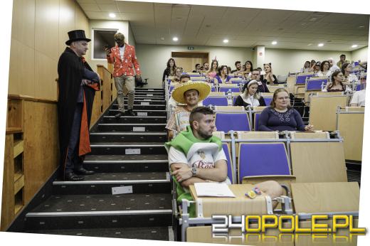 Kreatywne stroje studentów na ostatnim egzaminie Wydziału Lekarskiego UO