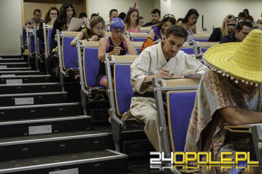 Kreatywne stroje studentów na ostatnim egzaminie Wydziału Lekarskiego UO