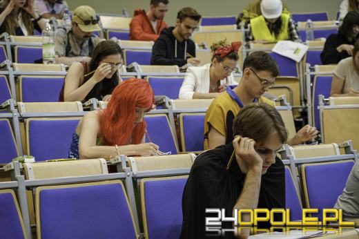 Kreatywne stroje studentów na ostatnim egzaminie Wydziału Lekarskiego UO