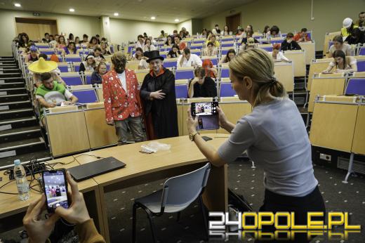 Kreatywne stroje studentów na ostatnim egzaminie Wydziału Lekarskiego UO