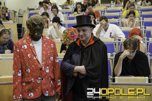 Kreatywne stroje studentów na ostatnim egzaminie Wydziału Lekarskiego UO