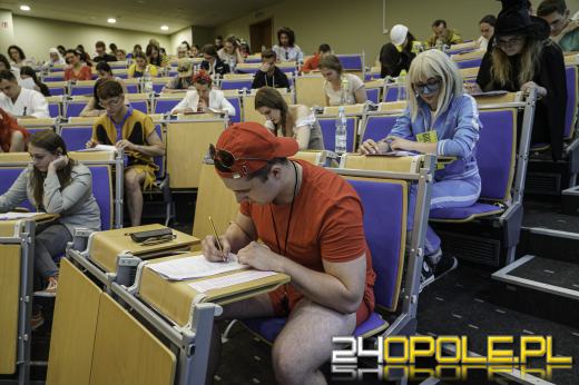 Kreatywne stroje studentów na ostatnim egzaminie Wydziału Lekarskiego UO