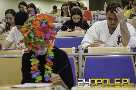 Kreatywne stroje studentów na ostatnim egzaminie Wydziału Lekarskiego UO