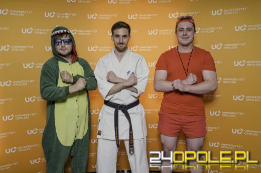 Kreatywne stroje studentów na ostatnim egzaminie Wydziału Lekarskiego UO
