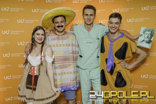 Kreatywne stroje studentów na ostatnim egzaminie Wydziału Lekarskiego UO