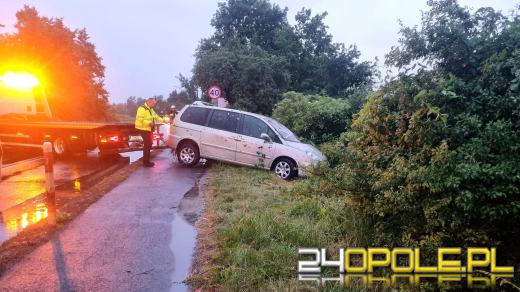 Nie opanowała pojazdu, samochód wypadł z drogi do rowu